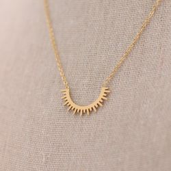 Collar medio sol acero inoxidable con baño de oro