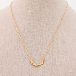 Collar medio sol acero inoxidable con baño de oro
